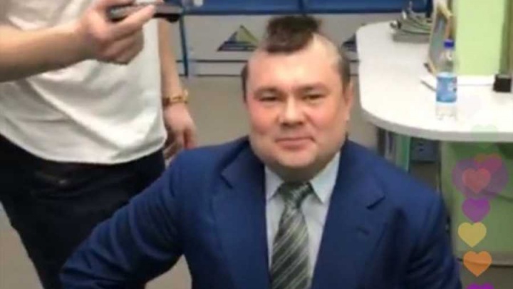 «Я завтра все равно в парикмахерскую пойду»: Хартикайнен побрил пресс-секретаря «Салавата Юлаева»