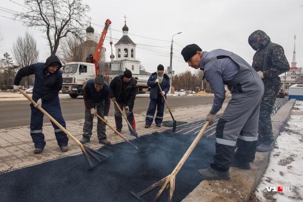 На морозе рабочие заливают дорожки, которые должны были сдать ещё 25 октября На морозе рабочие заливают дорожки, которые должны были сдать ещё 25 октября
