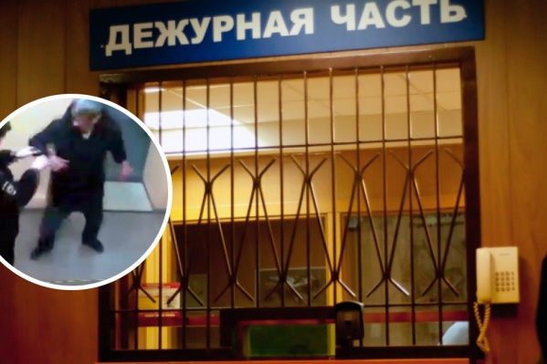Как только с него сняли
наручники, тот нанес поставленный удар в лицо сотрудника Как только с него сняли
наручники, тот нанес поставленный удар в лицо сотрудника