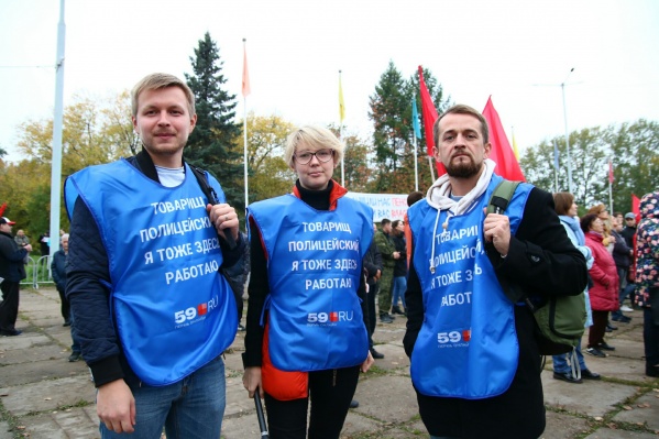 Журналисты 59.ru, чтобы не быть задержанными, пришли на митинг в ярких жилетках Журналисты 59.ru, чтобы не быть задержанными, пришли на митинг в ярких жилетках