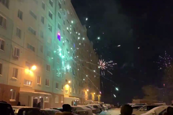 От взрывов с крыши дома сошёл снег От взрывов с крыши дома сошёл снег