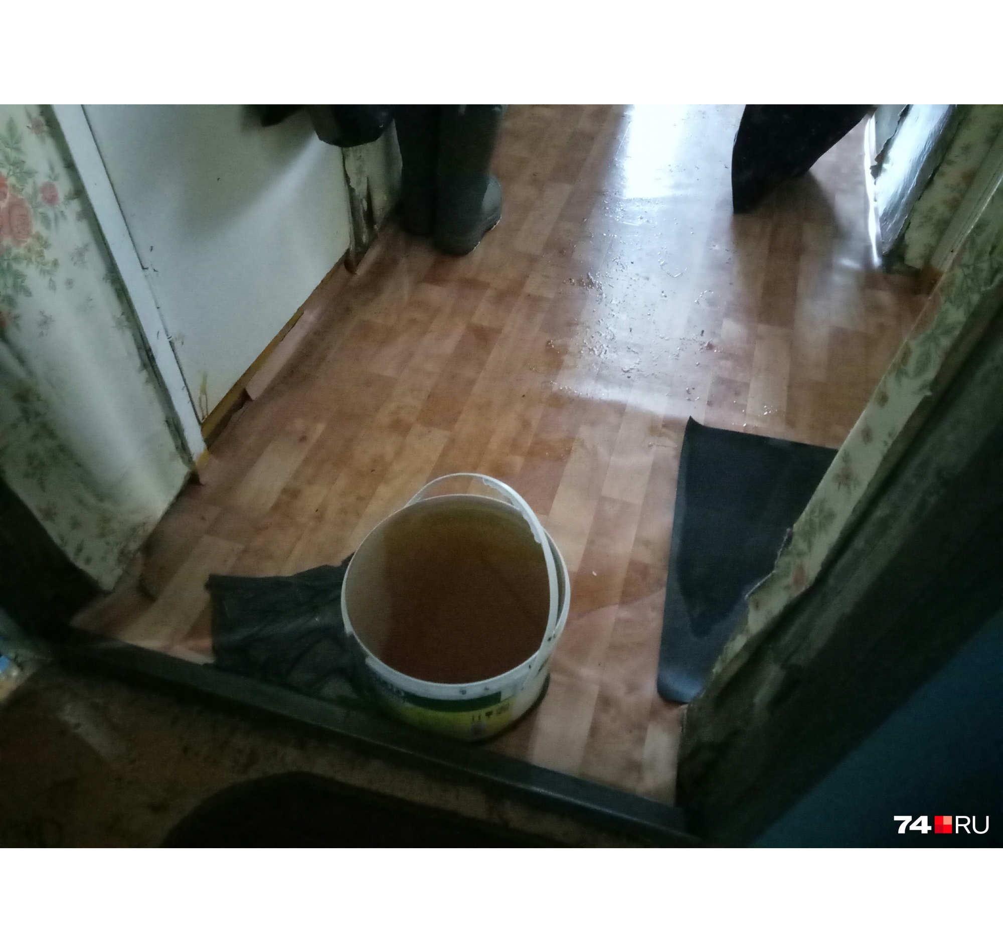 Вода заливала дом больше часа и промочила квартиры до первого этажа Вода заливала дом больше часа и промочила квартиры до первого этажа