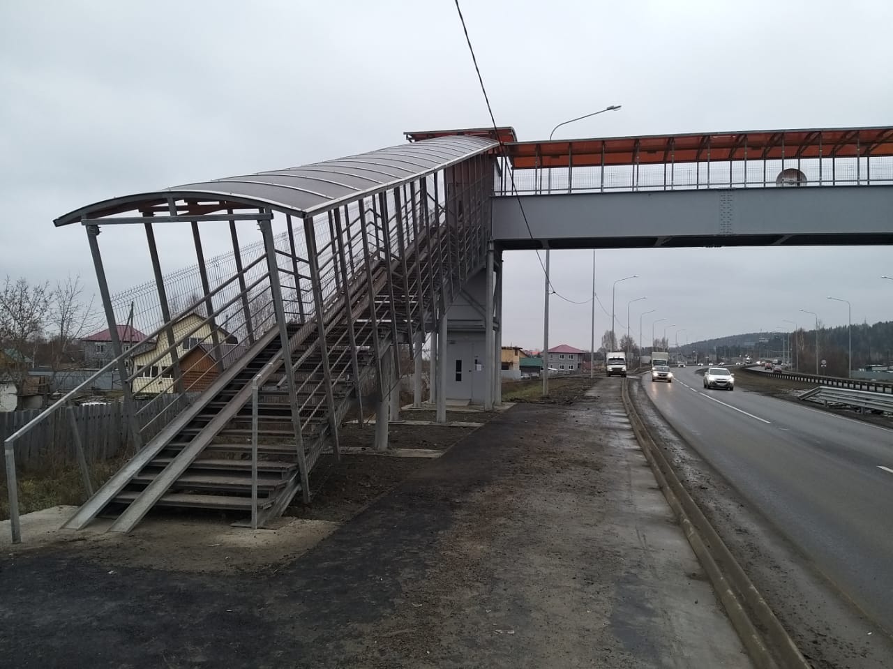 М 5 урал подъезд к екатеринбургу. Надземный переход РКБ Казань. Пешеходный мост на трассе м5. Пешеходный мост Екатеринбург. Надземный пешеходный переход.