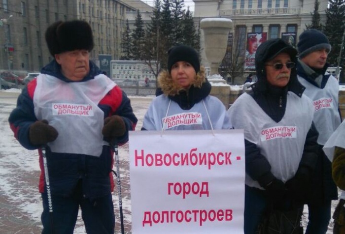 Среди собравшихся как молодые люди, так и пенсионеры Среди собравшихся как молодые люди, так и пенсионеры