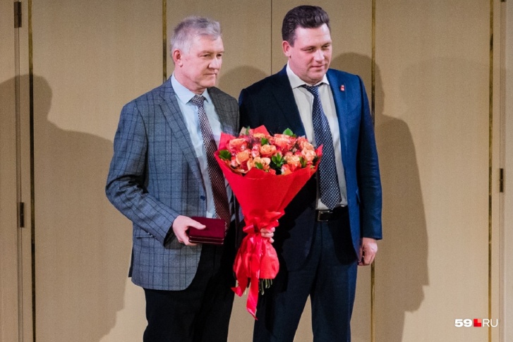 Николай Калинин (справа) получил президентскую награду за свою работу в области метеорологии Николай Калинин (справа) получил президентскую награду за свою работу в области метеорологии