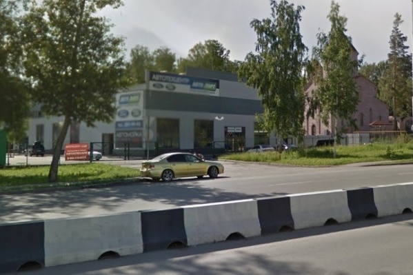 В здании работают автосервис, автомойка, лаундж-бар и барбершоп В здании работают автосервис, автомойка, лаундж-бар и барбершоп