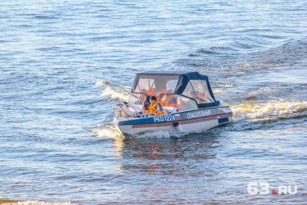 Спасатели смогли добраться к пострадавшей только по воде Спасатели смогли добраться к пострадавшей только по воде