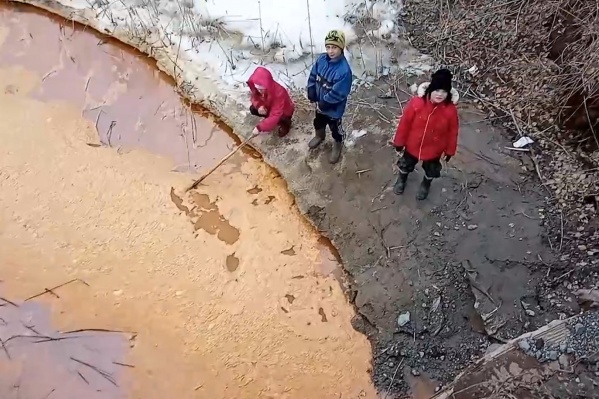 Детей Сибая не смущает неестественный цвет реки Детей Сибая не смущает неестественный цвет реки
