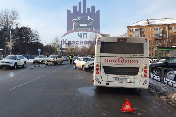 После столкновения на встречке Juke влетел в пассажирский автобус После столкновения на встречке Juke влетел в пассажирский автобус