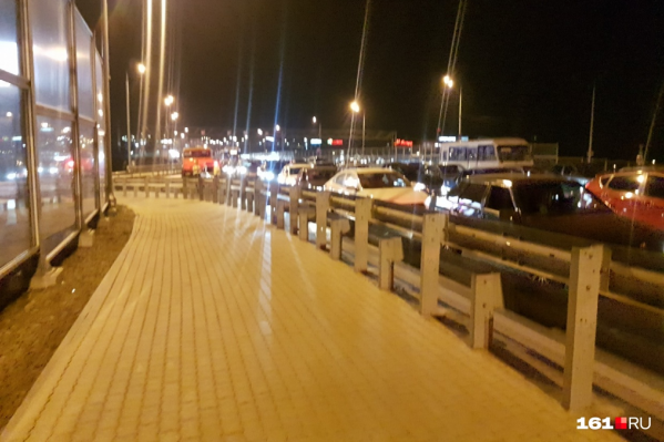 Ростовчане встали в длинную пробку на Ворошиловском мосту Ростовчане встали в длинную пробку на Ворошиловском мосту