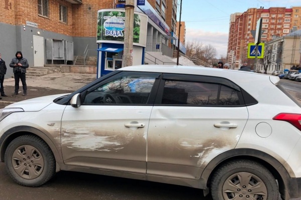 Hyundai двигался по улице Буянова Hyundai двигался по улице Буянова