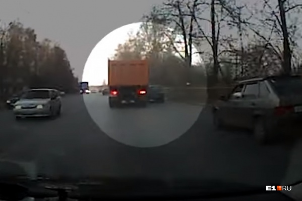Самосвал зажал на дороге жигули, которые ехали с краю Самосвал зажал на дороге жигули, которые ехали с краю