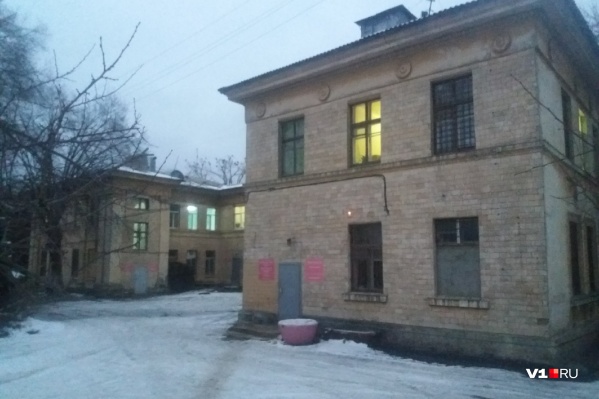 Из Волжского шестерых москвичей госпитализировали во 2-ю инфекционную больницу Из Волжского шестерых москвичей госпитализировали во 2-ю инфекционную больницу