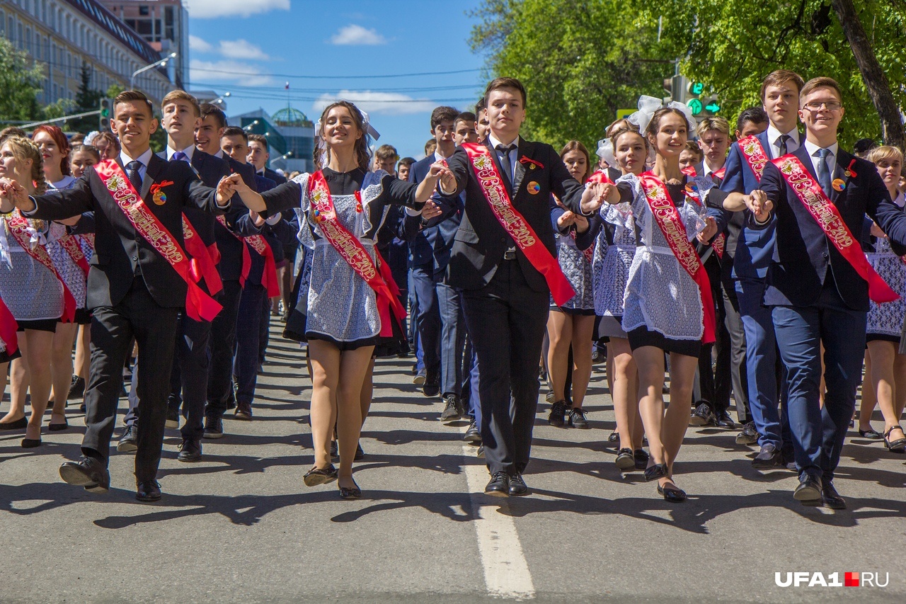 В этом году выпускников разделили на колонны: Ленинская и Пушкинская соединились на перекрёстке