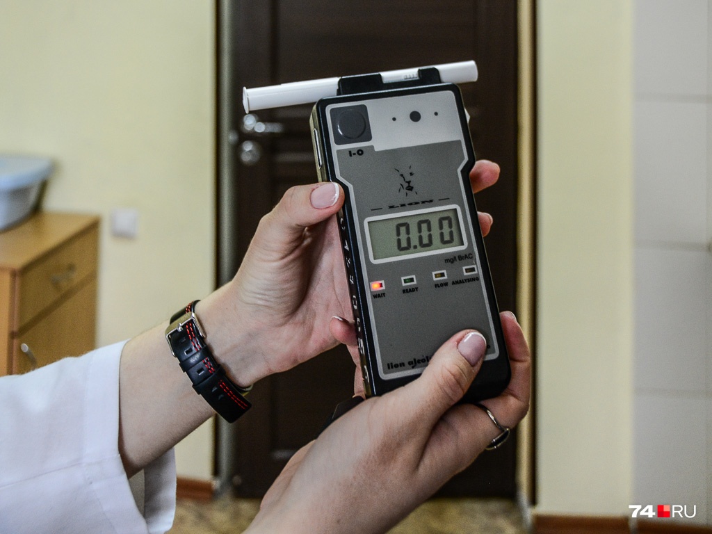 При сомнениях в адекватности прибора можно попросить дунуть в него заведомо трезвого человека: показания должны быть нулевые. Впрочем, юридически значимыми являются документы о сертификации и поверке прибора При сомнениях в адекватности прибора можно попросить дунуть в него заведомо трезвого человека: показания должны быть нулевые. Впрочем, юридически значимыми являются документы о сертификации и поверке прибора