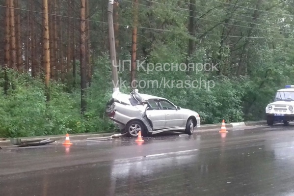 После аварии пассажирку увезли в больницу, а водитель скрылся После аварии пассажирку увезли в больницу, а водитель скрылся