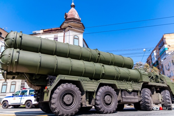 Зенитно-ракетный комплекс С-300 может поражать цели на расстоянии до 200 километров. Ракеты с машины взлетают вертикально Зенитно-ракетный комплекс С-300 может поражать цели на расстоянии до 200 километров. Ракеты с машины взлетают вертикально