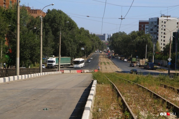 Сейчас четная сторона путепровода на Заводском закрыта Сейчас четная сторона путепровода на Заводском закрыта