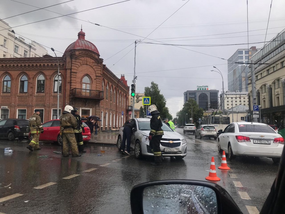 На Малышева — Розы Люксембург произошла авария с машиной автопарка правительства области