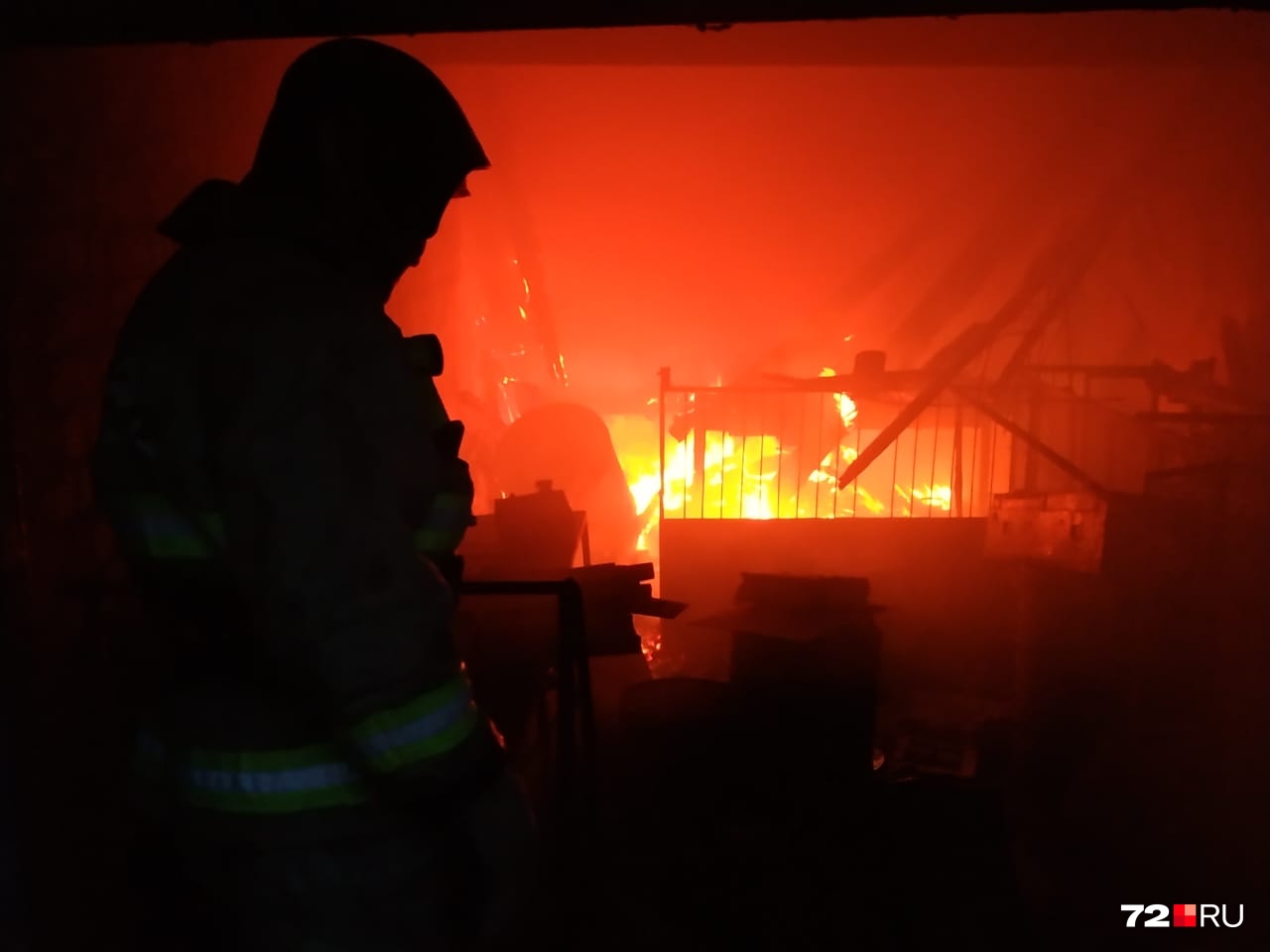 На пожаре работали 34 сотрудника МЧС