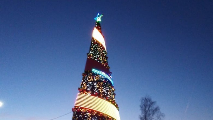 «Замёрзла в минус 9 °С»: в крупном городе Башкирии сломалась пиксельная новогодняя елка