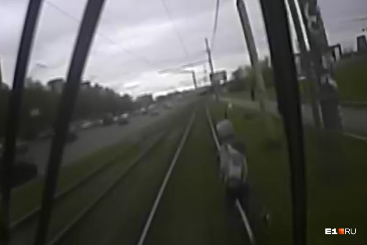 Молодой человек шел в капюшоне и слушал музыку Молодой человек шел в капюшоне и слушал музыку