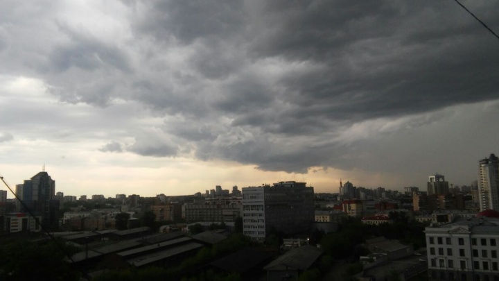 В Екатеринбург пришёл шторм: очевидцы сообщают о сильнейшем ветре и разрушениях