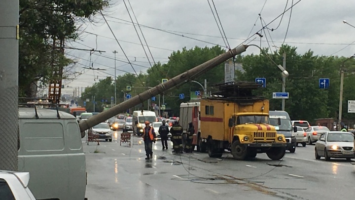 В Челябинске восстановили движение троллейбусов на дороге, где упал бетонный столб
