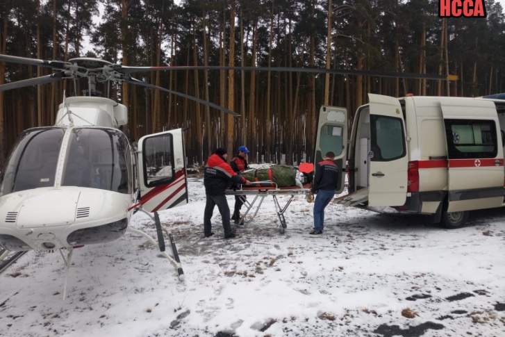Мужчину доставили в Екатеринбург на вертолете Мужчину доставили в Екатеринбург на вертолете
