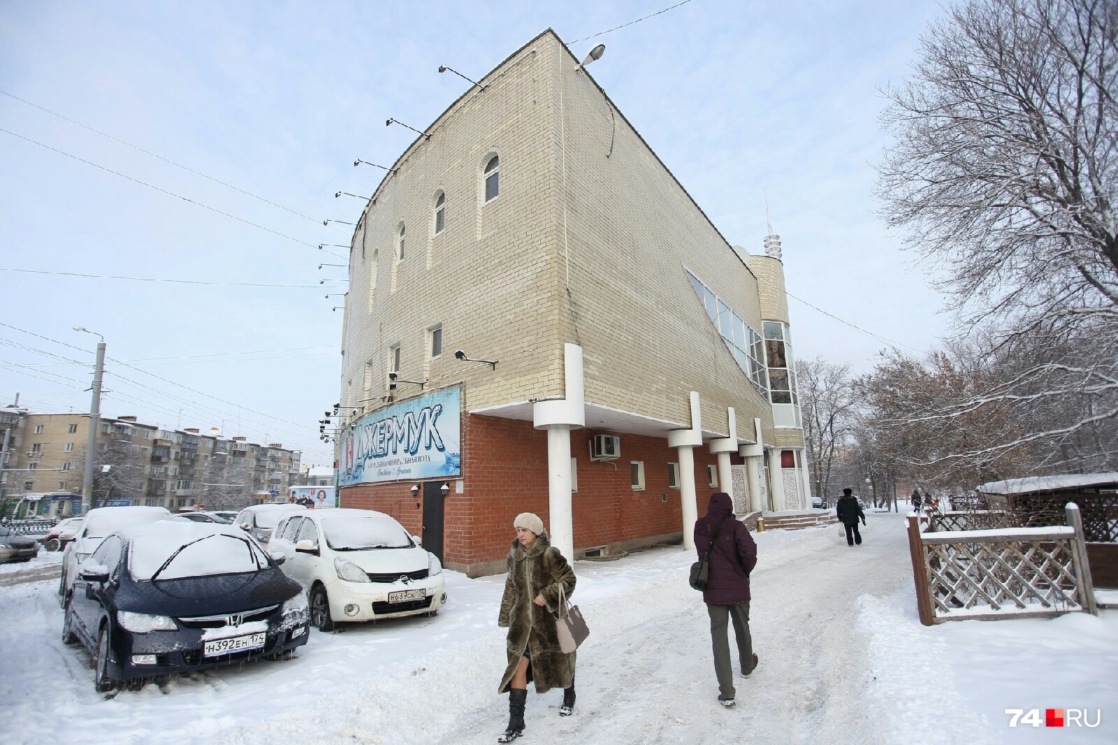 Не всё гладко: «утюг» на Алом Поле в Челябинске снова выставили на продажу