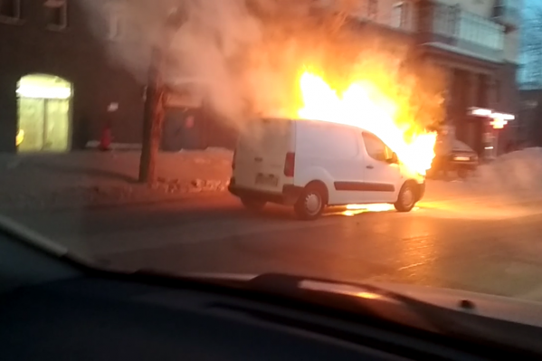 По словам очевидцев, машина загорелась около 9:00 По словам очевидцев, машина загорелась около 9:00