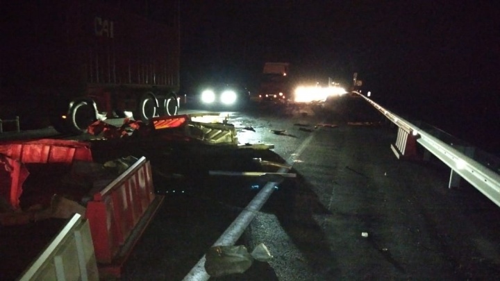 Движение частично перекрыто: на Челябинском тракте Lada протаранила бетонные блоки и врезалась в МАЗ