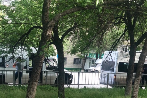 Маршрутки столкнулись рядом с остановкой «Магазин "Медтехника"» Маршрутки столкнулись рядом с остановкой «Магазин "Медтехника"»