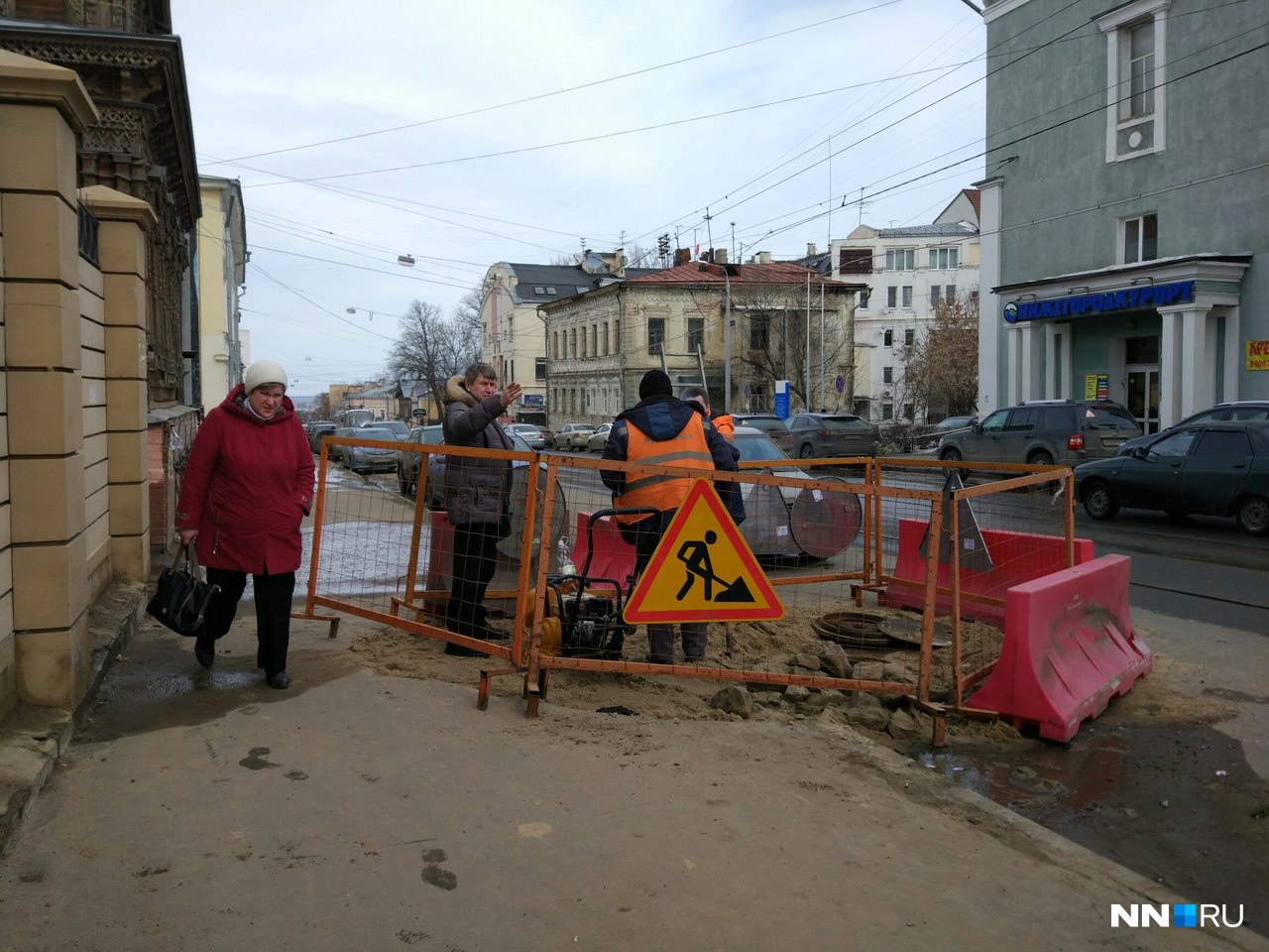 Установлена причина провала асфальта на улице Ильинской