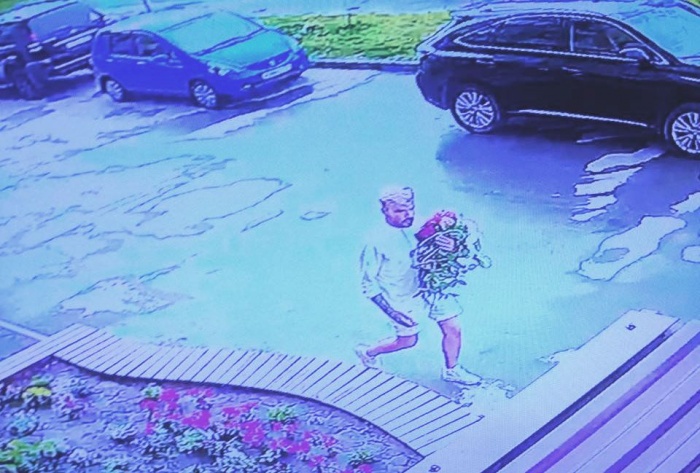 Молодого человека жители квартала уже прозвали «флористом» Молодого человека жители квартала уже прозвали «флористом»