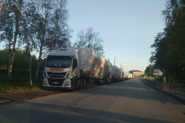Большегрузы с телетрапами заметили в районе Большого Савино Большегрузы с телетрапами заметили в районе Большого Савино
