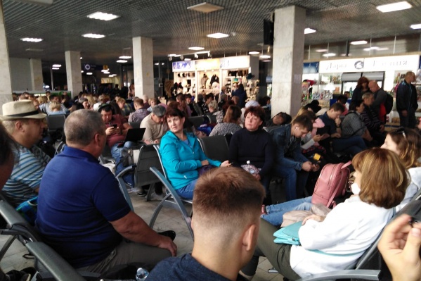 Пассажиры, по всей видимости, с пониманием отнеслись к ситуации. Все спокойно ждут вылета Пассажиры, по всей видимости, с пониманием отнеслись к ситуации. Все спокойно ждут вылета