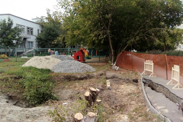 Тротуар возле детского сада <nobr class="_">№ 480</nobr> Тротуар возле детского сада <nobr class="_">№ 480</nobr>