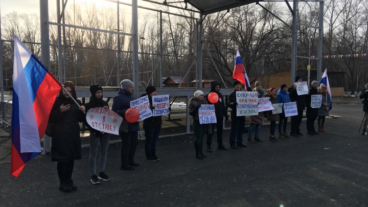 «Кокорину в отставку»: в Кургане прошёл пикет против закрытия больницы в Чернавском