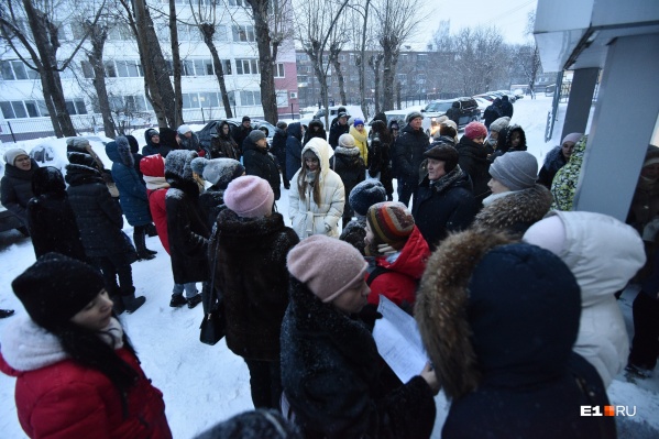 Утром, во время подачи оригиналов документов, многие родители узнали, что они в очереди последние Утром, во время подачи оригиналов документов, многие родители узнали, что они в очереди последние