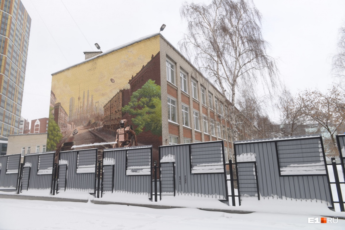 Школа 178 самара. Школы екатеринбурга закрывают. Коридор школы с учениками. Школа 14 карантин. Школа 208 екатеринбург.