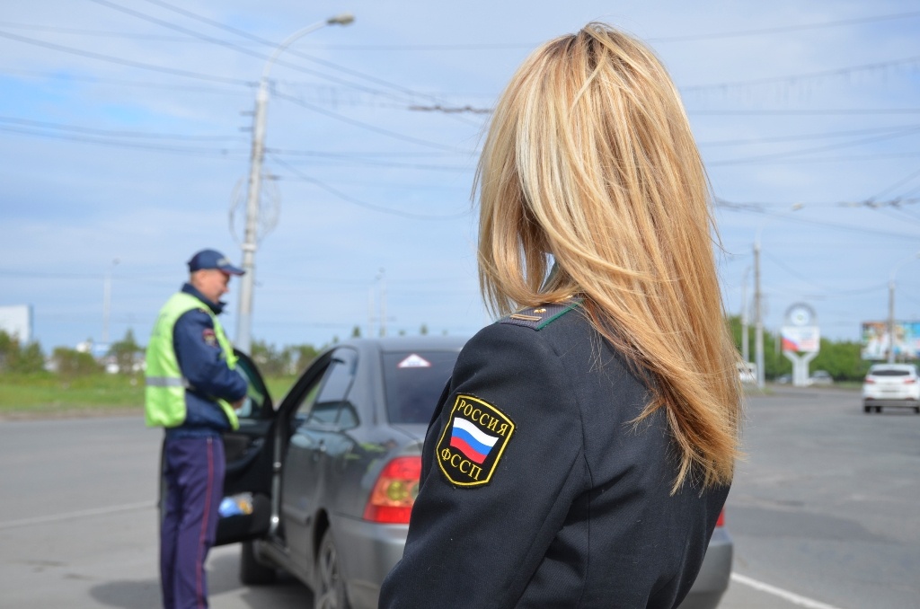 Судебные приставы омск. Приставы забирают машину. Бастрыгина пристав Омск. Запретить водить авто через приставов. Приставы забрали авто вертикальное фото.