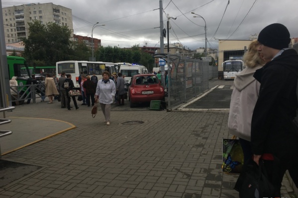 Авария произошла в Екатеринбурге в десятом часу утра в эту пятницу. По словам очевидцев, в результате дорожного происшествия пострадали три человека Авария произошла в Екатеринбурге в десятом часу утра в эту пятницу. По словам очевидцев, в результате дорожного происшествия пострадали три человека 