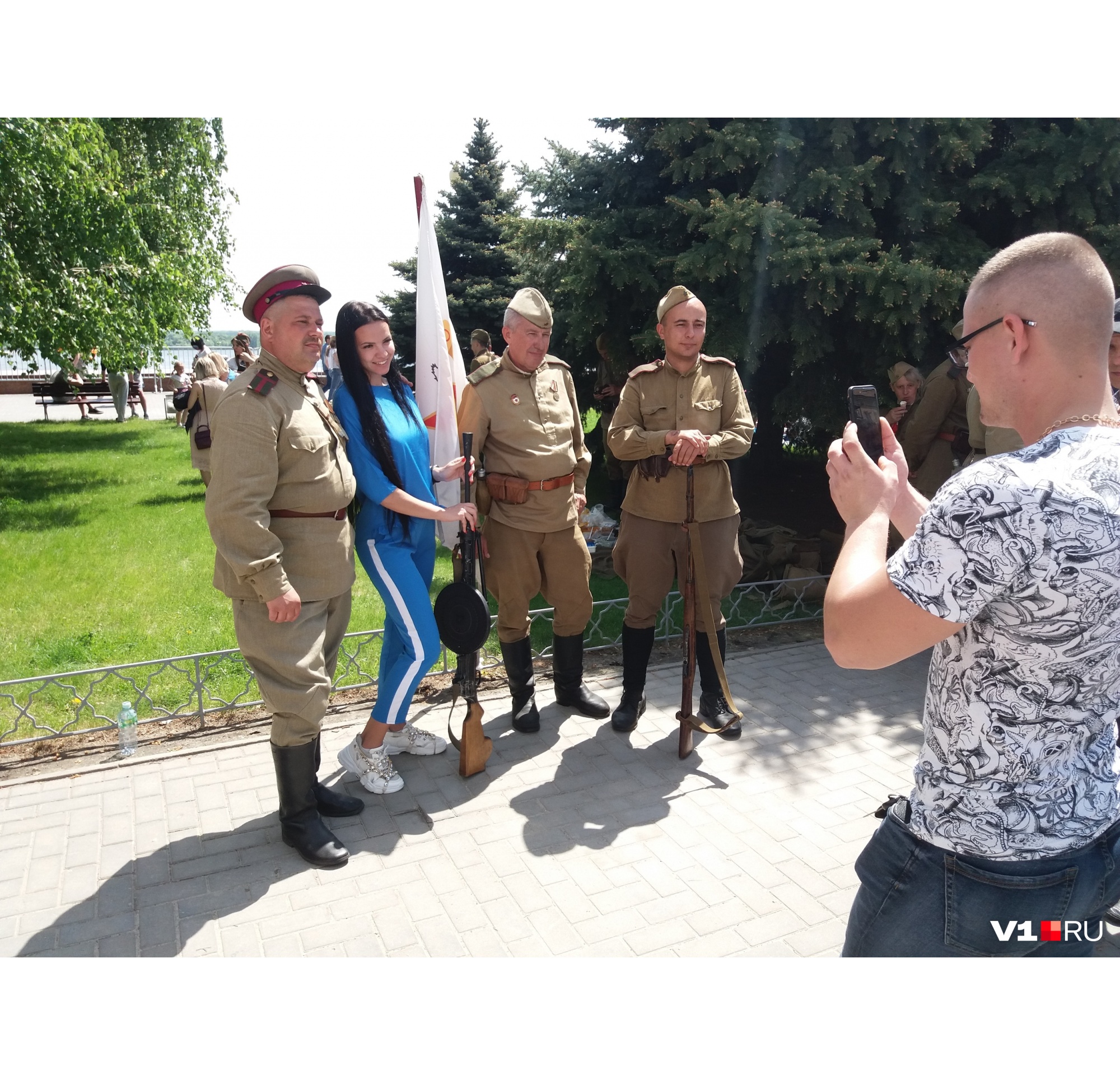 Парень фотографирует любимую девушку в компании советских солдат Парень фотографирует любимую девушку в компании советских солдат