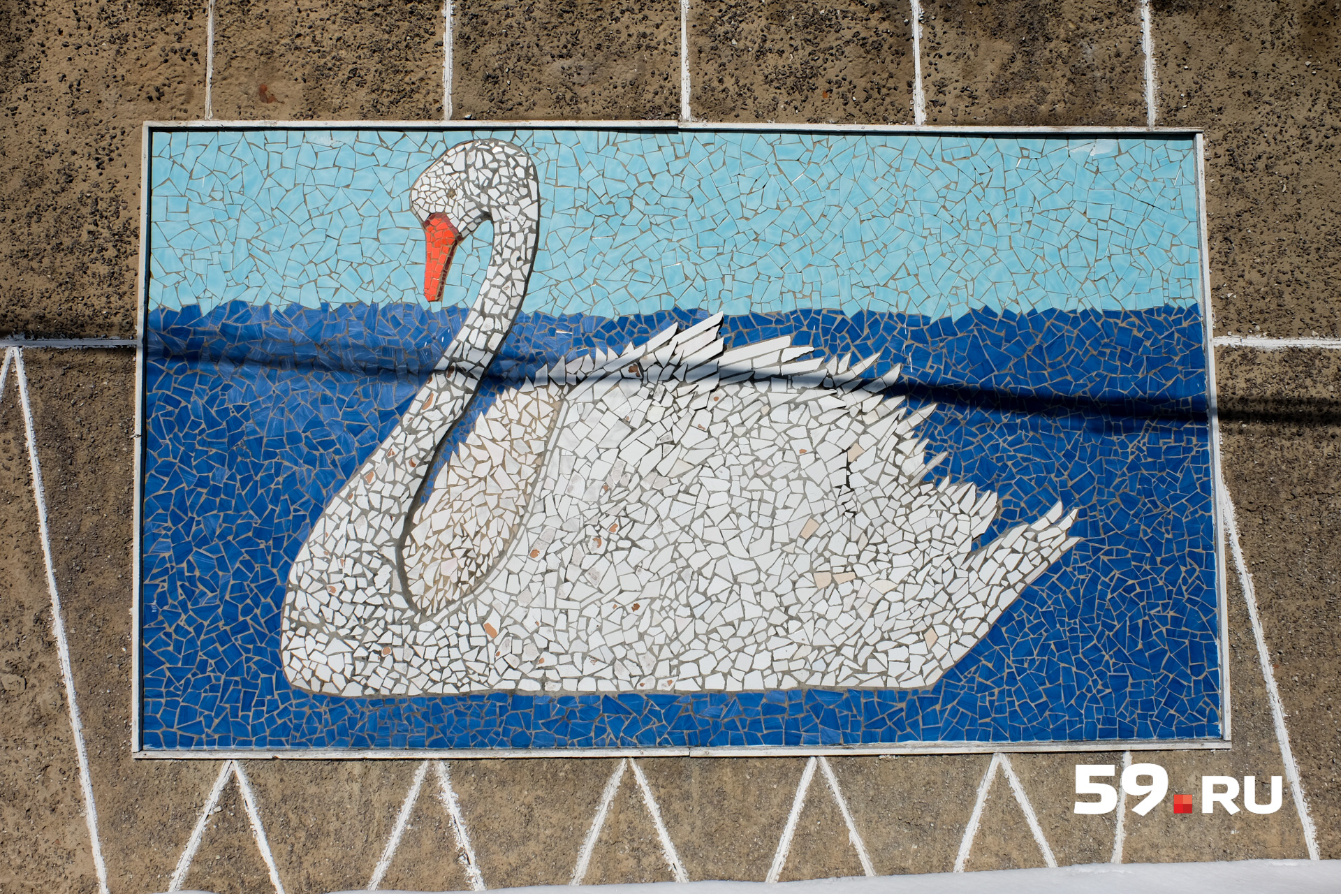 Мозаика с белым лебедем. Этот символ здесь много где встречается