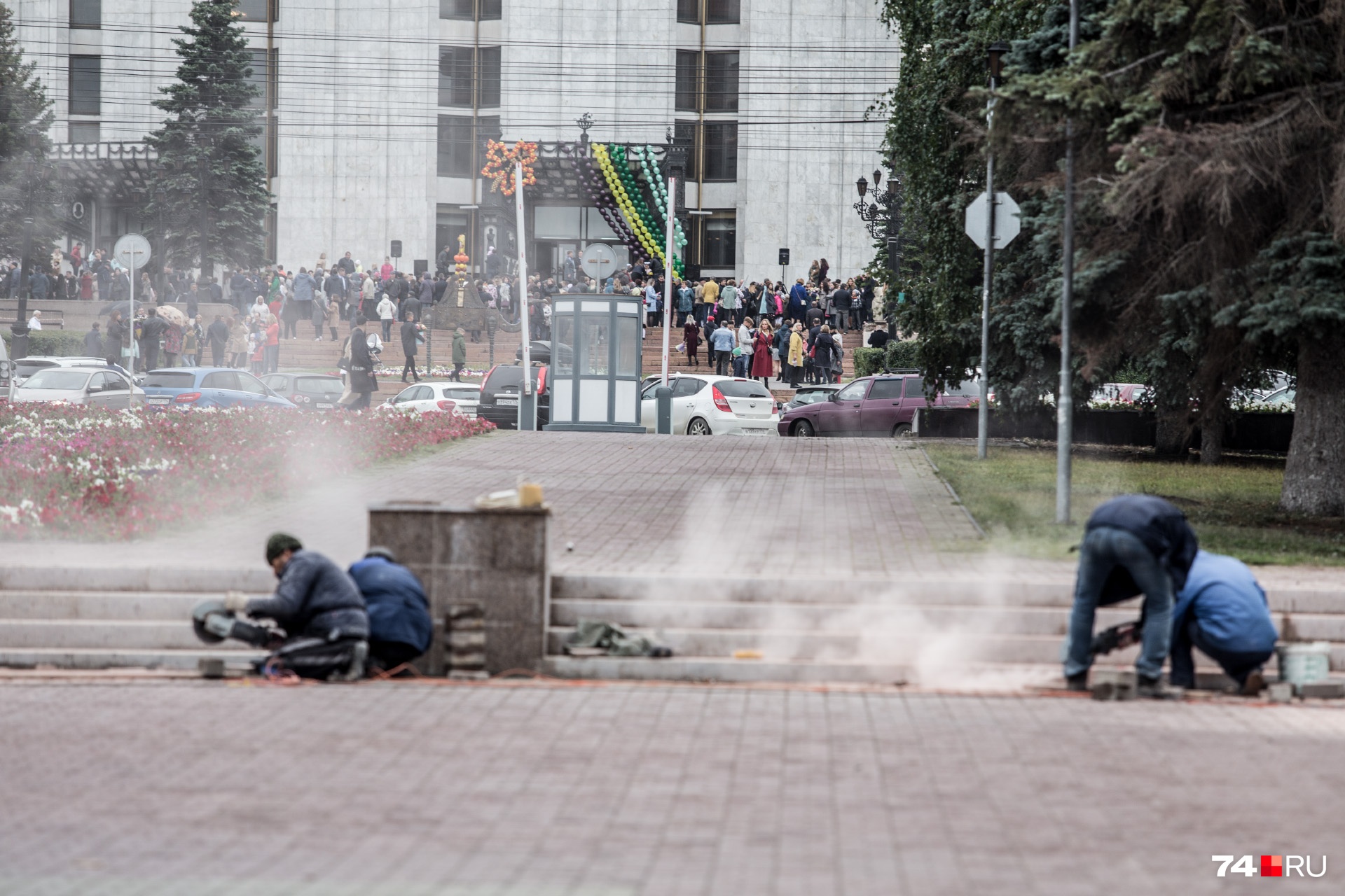 Перед театром пыль столбом от ремонта Перед театром пыль столбом от ремонта