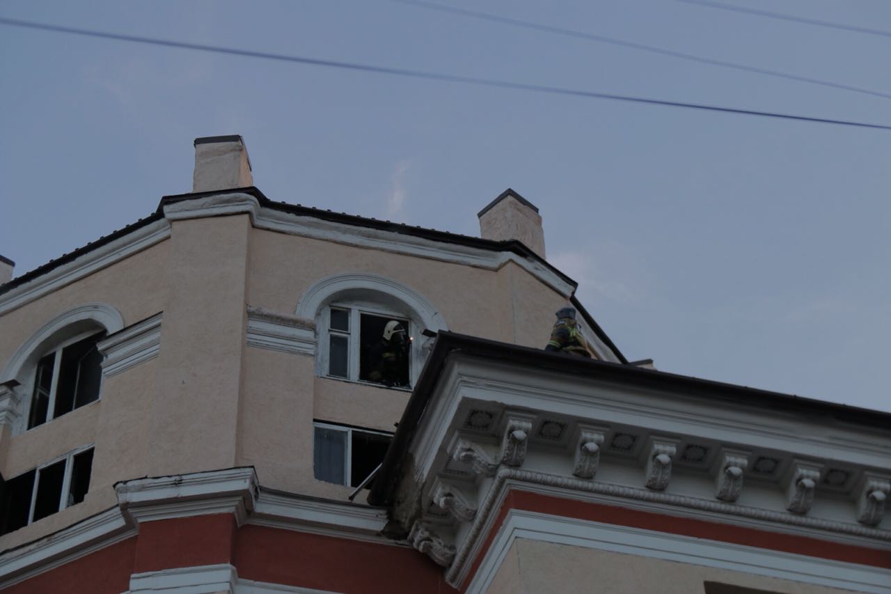 Пламя вырывается из-под крыши здания Пламя вырывается из-под крыши здания