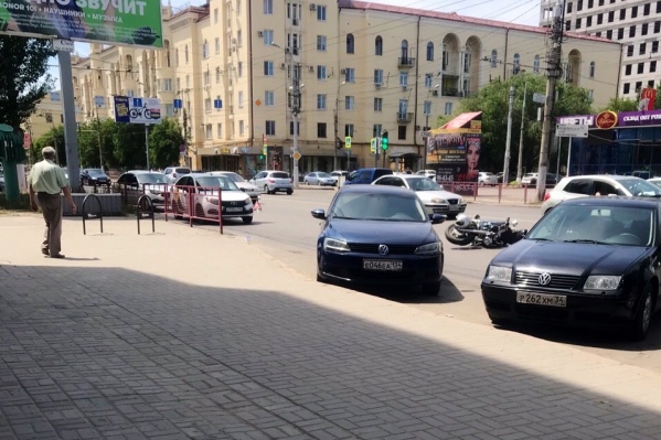 После аварии байкер тут же поднялся на ноги После аварии байкер тут же поднялся на ноги 