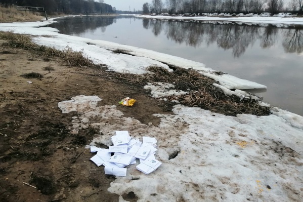 Квитанции свалили рядом с мусором Квитанции свалили рядом с мусором