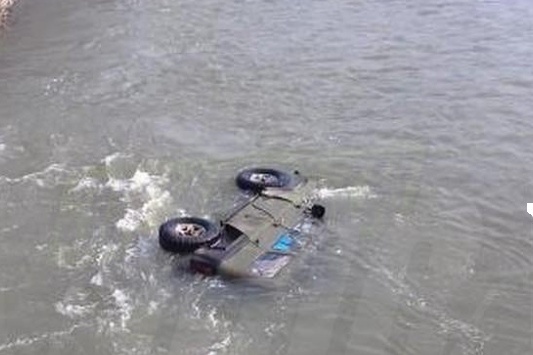Из-за неосторожности водителя машина оказалась в воде Из-за неосторожности водителя машина оказалась в воде